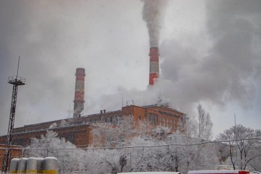 Yüksek kirlilik bacası. Kömür santrali elektriği körüklüyor.