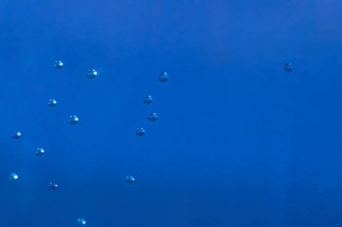 Sudaki hava kabarcıkları Işıkta çok güzel