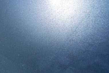 Kışın penceresinde donmuş cam ve hafif arka plan