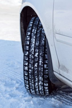 Karlı bir yolda arabaların lastiklerini kapatın.