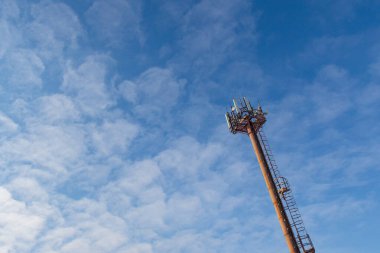Mavi gökyüzüne karşı hücre kulesi