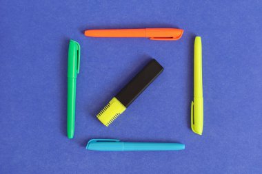 Mavi arka planda kırtasiye malzemesi. Ofis ögeleri