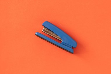 Kırmızı arka planda kırtasiye malzemesi. Ofis ögeleri