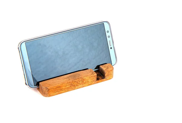 Smartfon Ręcznie Robionym Drewnianym Stojaku Izolowany Białym Tle — Zdjęcie stockowe
