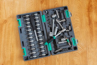 Ahşap zeminde duran aletlerle dolu bir kutunun yakın plan görüntüsü