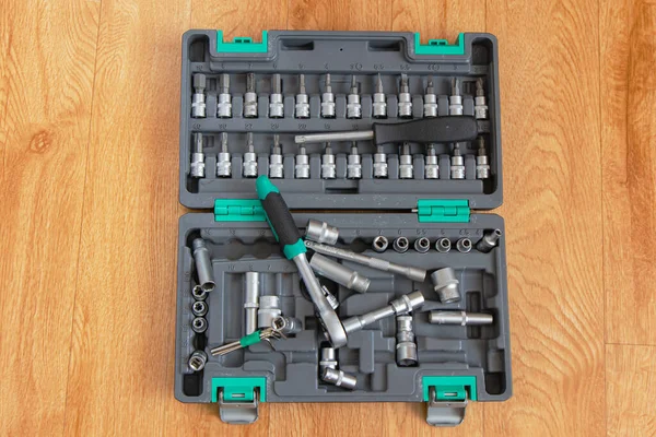 Ahşap zeminde duran aletlerle dolu bir kutunun yakın plan görüntüsü