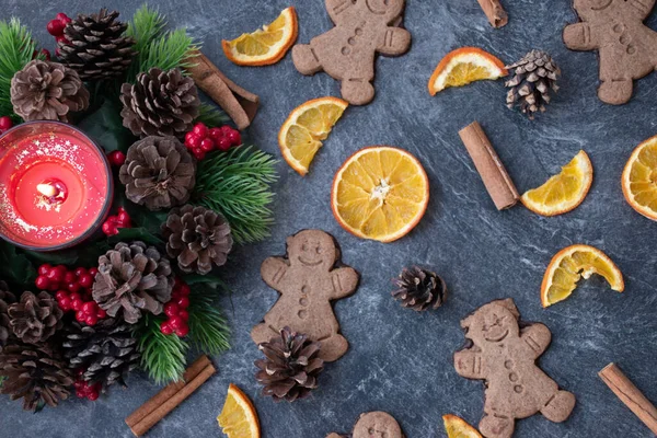 Decorating Gingerbread Christmas — стоковое фото
