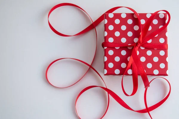 Red Gift Box White Polka Dots Red Ribbon — Fotografia de Stock