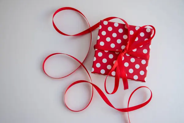 Red Gift Box White Polka Dots Red Ribbon — Fotografia de Stock
