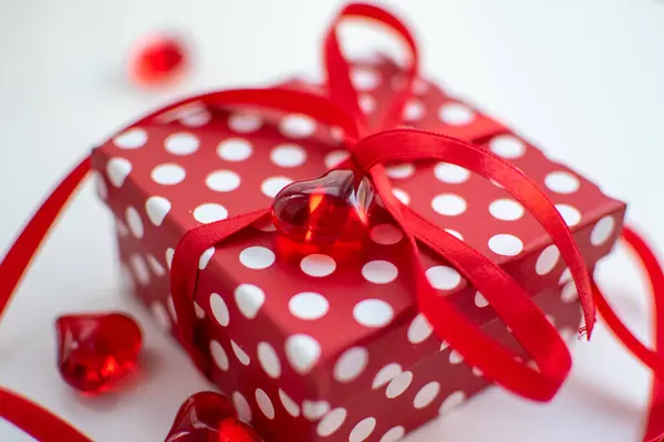 Red Gift Box White Polka Dots Ribbon Valentine Day — Fotografia de Stock
