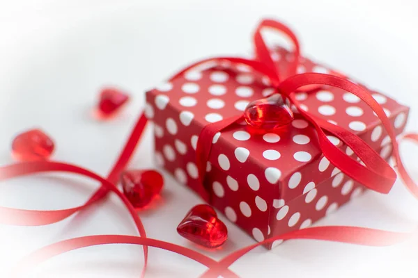 Red Gift Box White Polka Dots Ribbon Valentine Day — Fotografia de Stock