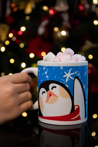 Una Chica Sosteniendo Una Taza Chocolate Caliente — Foto de Stock