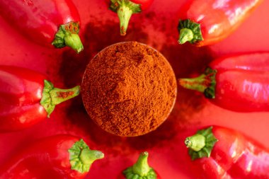 Kırmızı biberli ve kırmızı biberli