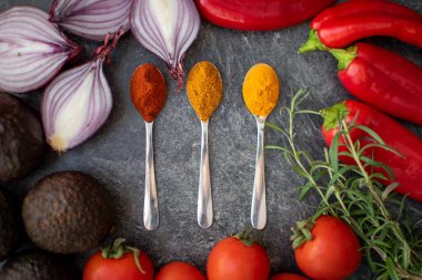 Renkli ve taze sebze ve baharatlar.