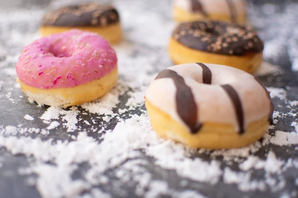 Bunt Glasierte Mini Donuts Stockfoto