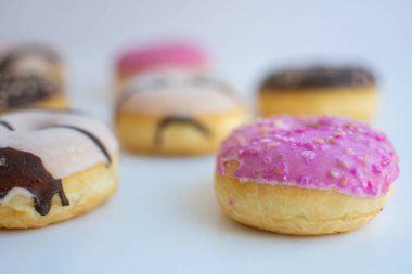 Renkli jöleli mini çörekler.