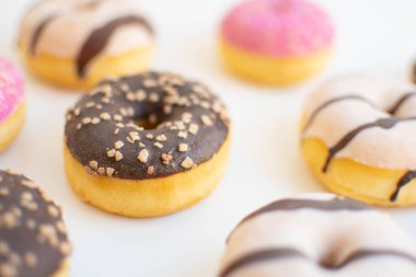 Renkli jöleli mini çörekler.