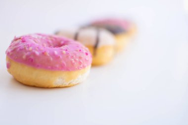 Renkli jöleli mini çörekler.