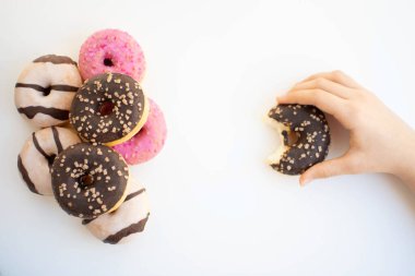 Renkli jöleli mini çörekler.