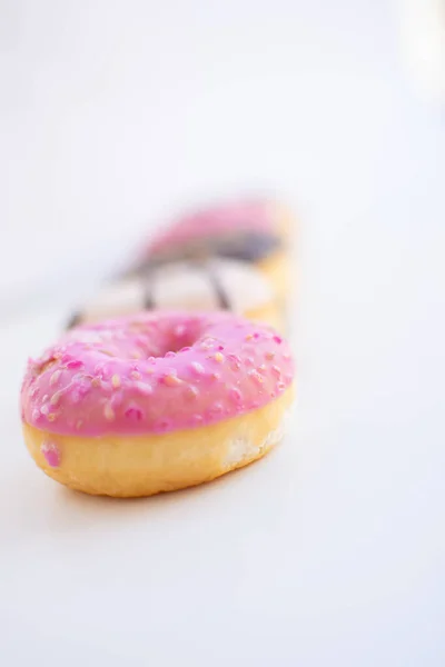 Bunt Glasierte Mini Donuts lizenzfreie Stockfotos