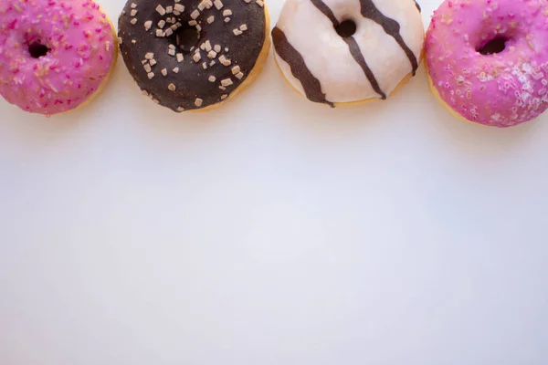 Bunt Glasierte Mini Donuts Stockfoto