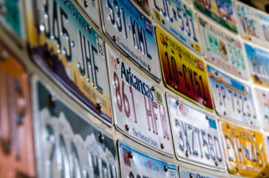  Farklı eyaletlerin araba işaretlerinden oluşan bir duvar.