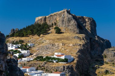 destroyed akropolis on top of a mountain in Greece