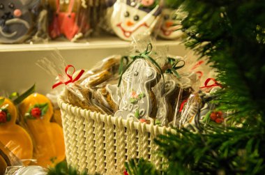 Gingerbread in a basket at the christmas market