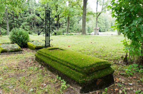 Moss Covered Old Grave Metal Cross — Stok fotoğraf