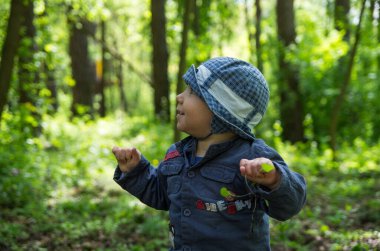 Parkta yürüyen küçük çocuk.
