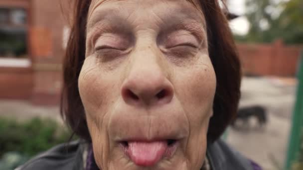 Пожилая женщина делает смешное лицо — стоковое видео