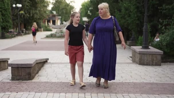 Fat woman and girl walking at the city — Stock Video