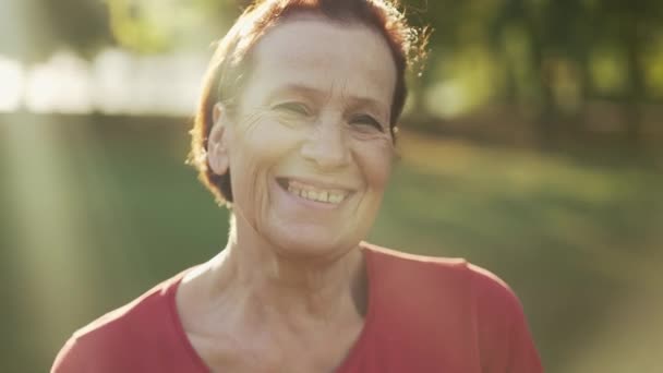 Χαρούμενη μεσήλικη γυναίκα στο ηλιοβασίλεμα — Αρχείο Βίντεο