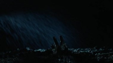 Zombi yağmurda mezardan kalkar.