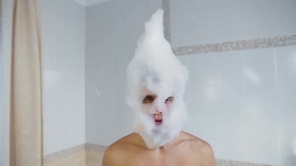 Человек в мыльной пене танцует в ванной — стоковое видео