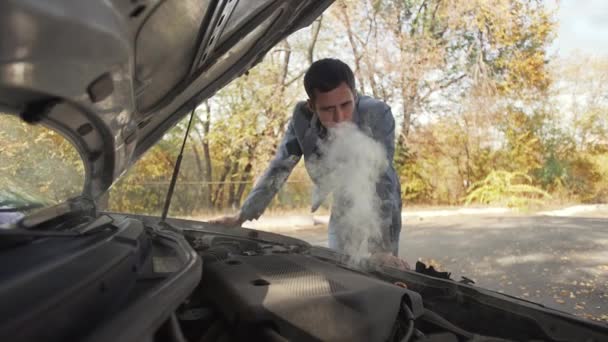 Homme en essayant de réparer une voiture endommagée — Video