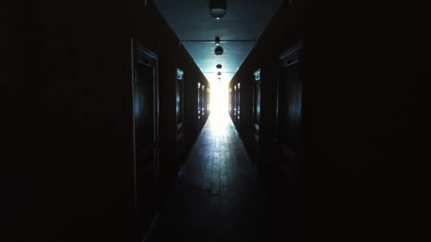 Tomma mörka korridoren och ljus i slutet — Stockvideo