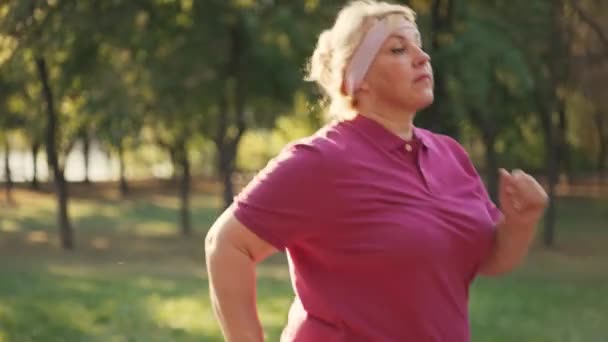 Nő fut a parkban — Stock videók