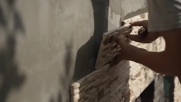 Ο εργάτης βάζει ένα πλακάκι στον τοίχο — Αρχείο Βίντεο