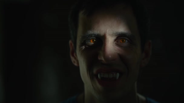 Vampyren blottar tänderna i mörkret — Stockvideo