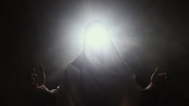 La luz viene del rostro de Dios — Vídeo de stock