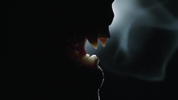 Werwolf zeigt Zähne und knurrt — Stockvideo