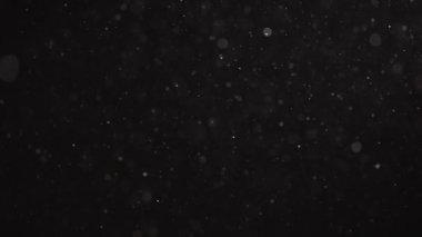 Karanlık odada toz.