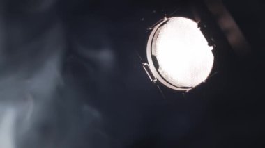 Dumanlı bir odada video ışığı