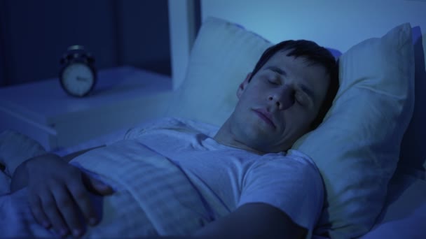 Quelqu'un est passé devant un homme endormi et il s'est réveillé dans la peur — Video
