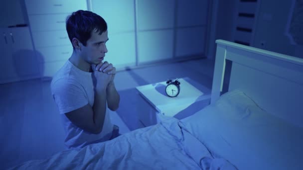 Um homem rezando antes de ir para a cama — Vídeo de Stock