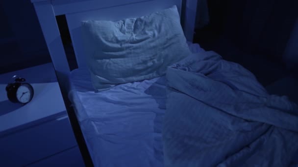 Cama vacía sin hacer por la noche — Vídeos de Stock