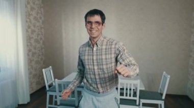 Odada dans eden inek.