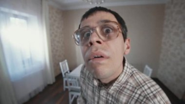 İnek burada neler olduğunu bilmek istiyor.