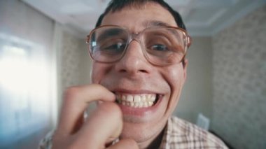 İnek kameraya dişlerini gösteriyor.